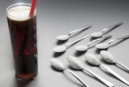 Algumas bebidas de cola contêm nove colheres de chá de açúcar em 330 ml.