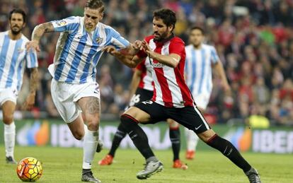 Luis García disputa el balón con Albentosa.