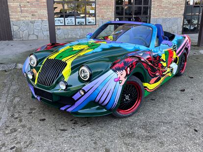 Un coche Hurtán, decorado por el artista chileno Víctor Castillo, también compone la exposición