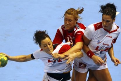 Macarena Aguilar trata de lanzar a gol ante la presión de la noruega Maim Frafjord.