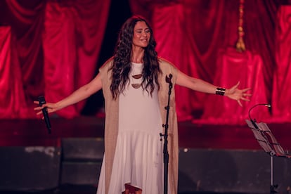 En la gala del pasado domingo, la música llegó de la mano de la cantante y compositora Marilia Andrés, una de las integrantes del dúo Ella baila sola, quien despertó la nostalgia al interpretar su éxito 'Amores de barra'.