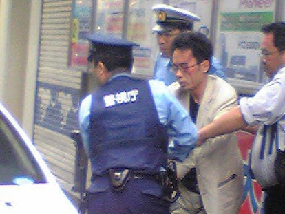 La policía japonesa detiene a Tomohiro Kato el 8 de junio de 2008, tras perpetrar una masacre en el distrito tokiota de Akihabara, en una imagen captada por un testigo.