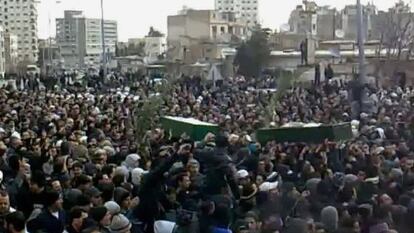 Captura de un vídeo del multitudinario funeral de víctimas de la represión del régimen de El Asad, este sábado en Damasco.