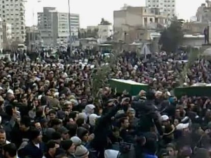 Captura de un v&iacute;deo del multitudinario funeral de v&iacute;ctimas de la represi&oacute;n del r&eacute;gimen de El Asad, este s&aacute;bado en Damasco.