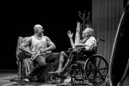 Paco y su madre, Carmen, en la obra de teatro que protagonizaron.