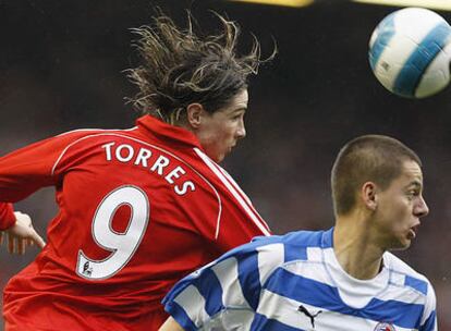 Torres remata en un partido frente al Reading.