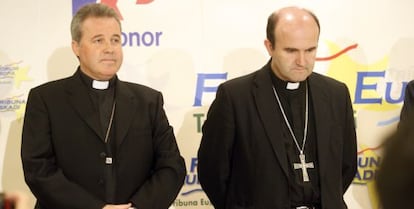 Mario Iceta (izquierda) y José Ignacio Munilla, en una conferencia en Bilbao en mayo de 2011.