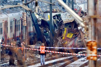 Al menos 18 personas -15 hombres y tres mujeres- han muerto en un accidente ferroviario que se ha registrado en las cercanías de Bruselas, aunque se teme que el número de fallecidos ascienda, ya que hay 125 heridos y varias decenas de ellos están graves. El accidente ha ocurrido hacia las 8.30 hora peninsular española, cuando un tren en movimiento ha colisionado por causas desconocidas con otro convoy que se había detenido entre las localidades de Halle y Buizingen, dos localidades flamencas al suroeste de Bruselas.