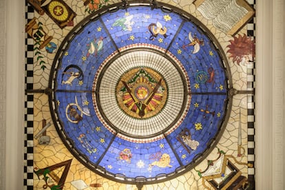 Vitral con simbología masónica, en el museo masónico colombiano.