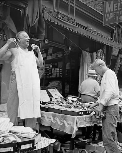 Un vendedor de camisones en un mercado callejero del Nueva York de mediados de los años 50.