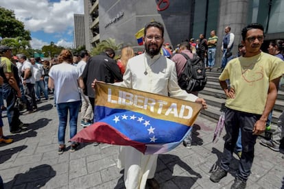 Manifestantes antichavistas en la sede de la ONU en Caracas, este lunes.