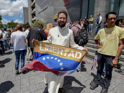 Manifestantes antichavistas en la sede de la ONU en Caracas, este lunes.