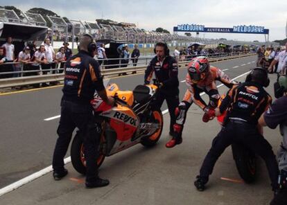 Marc Márquez ensaya el cambio de moto el domingo antes de la carrera.