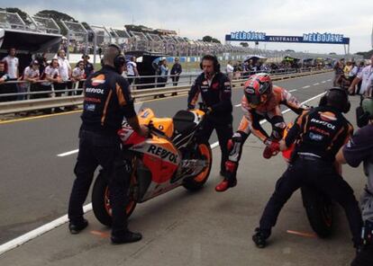 Marc M&aacute;rquez ensaya el cambio de moto el domingo antes de la carrera. 