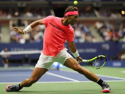 Nadal devuelve la pelota durante el partido contra Lajovic.