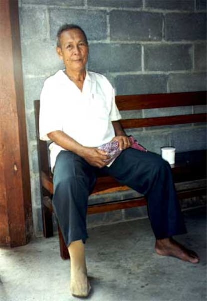 Ta Mok, en la base de la guerrilla de los jemeres rojos en 1998.