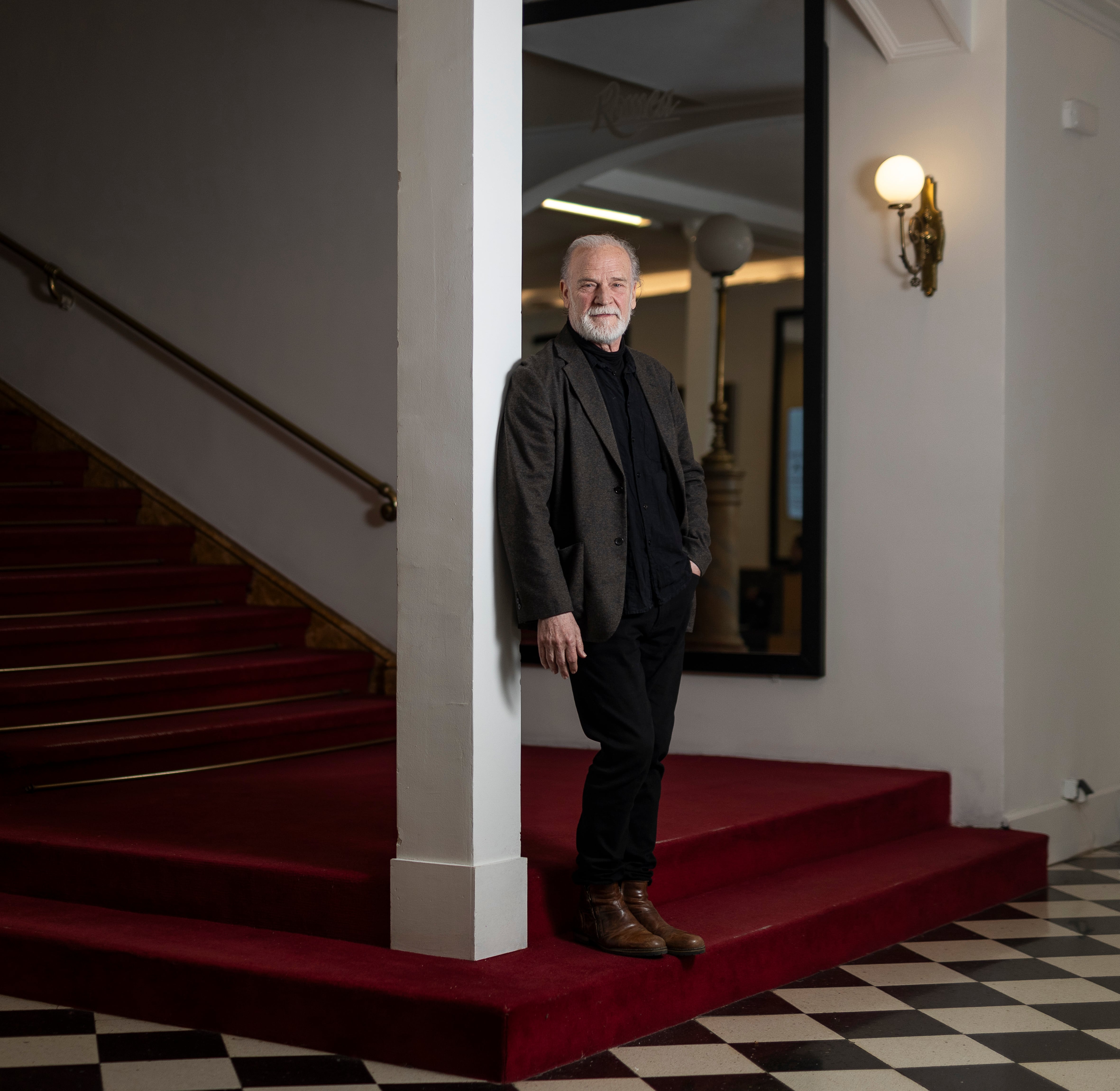 Lluís Homar, en el vestíbulo del Teatro Romea.