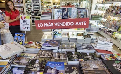 Sección de libros en un establecimiento Vips.