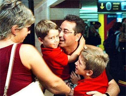 Uno de los turistas es recibido por su familia a la llegada a L'Altet, ayer.