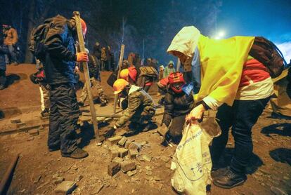 Un grupo de manifestantes recogen piedras para lanzarla a la policía en el centro de Kiev (Ucrania), 19 de enero de 2014.