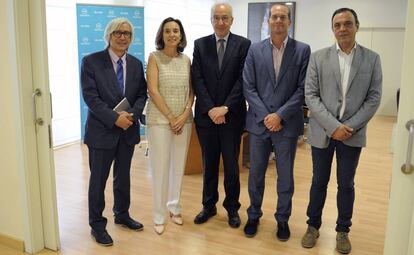 De izquierda a derecha, Ramiro Aurín, consultor y presidente de Intercom Strategys; Cuca Gamarra, alcaldesa de Logroño; Jordi Payet, director general de Medio Ambiente de FCC; Ángel Hervella, director de Gestión Local y Autonómica de Ecoembes, y Vicente G. Olaya, redactor jefe de Local de El País. 