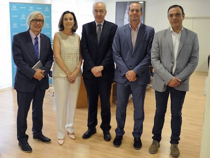 De izquierda a derecha, Ramiro Aurín, consultor y presidente de Intercom Strategys; Cuca Gamarra, alcaldesa de Logroño; Jordi Payet, director general de Medio Ambiente de FCC; Ángel Hervella, director de Gestión Local y Autonómica de Ecoembes, y Vicente G. Olaya, redactor jefe de Local de El País. 