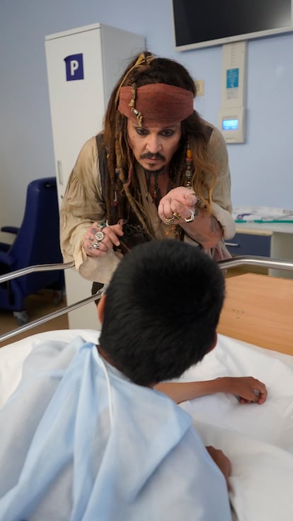 Johnny Depp habla con uno de los niños ingresados en el hospital Donostia, este jueves.