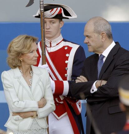 Los vicepresidentes primero y segundo del Gobierno, Elena Salgado y Manuel Chaves, en el desfile.