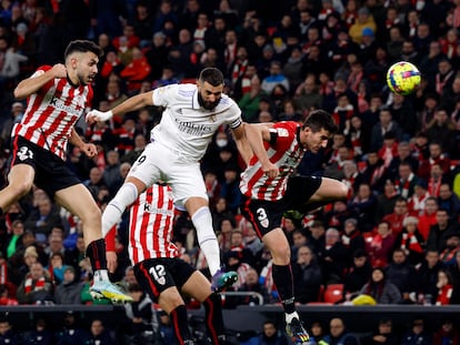 Karim Benzema salta ante Paredes y Vivian durante el partido de este domingo en San Mamés.