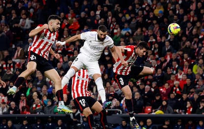 Karim Benzema salta ante Paredes y Vivian durante el partido de este domingo en San Mamés.
