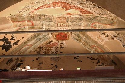 La clave, con la fecha de 1561, y cuatro de los dragones pintados en la bóveda de Sant Pere de Ripoll.