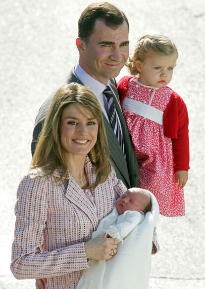 4 de mayo de 2007. Los príncipes de Asturias abandonan la clínica Rúber Internacional de Madrid con su segunda hija, la infanta Sofía, acompañados de su primogénita, la infanta Leonor.