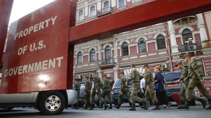 Soldados rusos este viernes ante el Consulado de EE UU en San Petersburgo. 