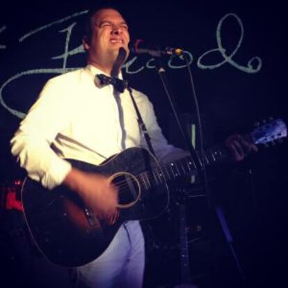 Mark Sasso, componente de Elliott Brood, durante el concierto en la Boite.