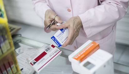 Una farmacèutica dispensa medicaments a Barcelona.