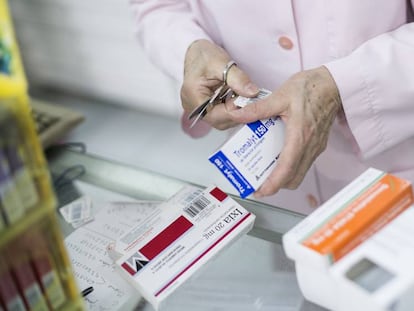 Una farmacèutica dispensa medicaments a Barcelona.