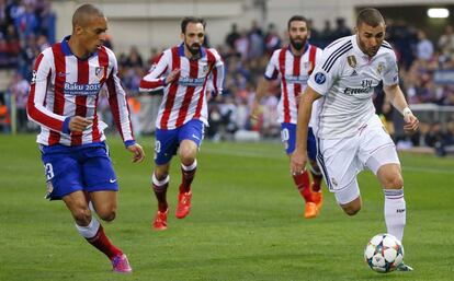 Benzema se escapa en carrera de Miranda.