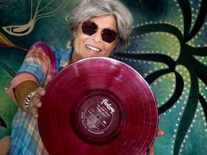 Alejandra Fierro, 'Gladys Palmera', con un elepé de 33 rpm.