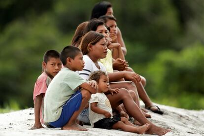 Personas de la etnia indígena Hupda miran cómo sus familiares se vacunan, en el poblado de Santo Atanasio.