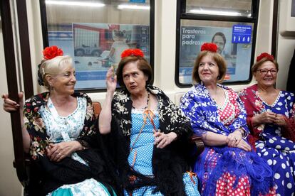 Mujeres vestidas de chulapas en el metro de Madrid.  