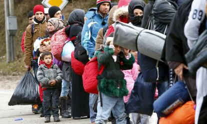 Migrantes hacen cola en la frontera entre Austria y Alemania, este jueves.