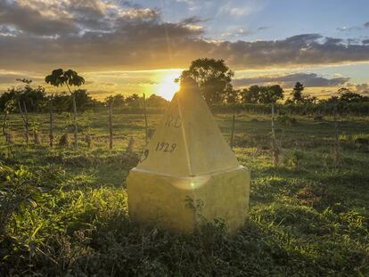 Piedra colocada en uno de los cruces no oficiales cercanos a Ouanaminthe en 1929, año en que se estableció la división entre Haití y República Dominicana. En el último lustro, se han dado algunos pasos para la persecución del delito y la capacitación de funcionarios fronterizos, como evalúa el Departamento de Estado norteamericano en su último informe anual.