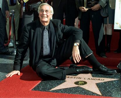 Martin Landau sentado junto a su estrella en el paseo de la fama en Hollywood, en 2001.