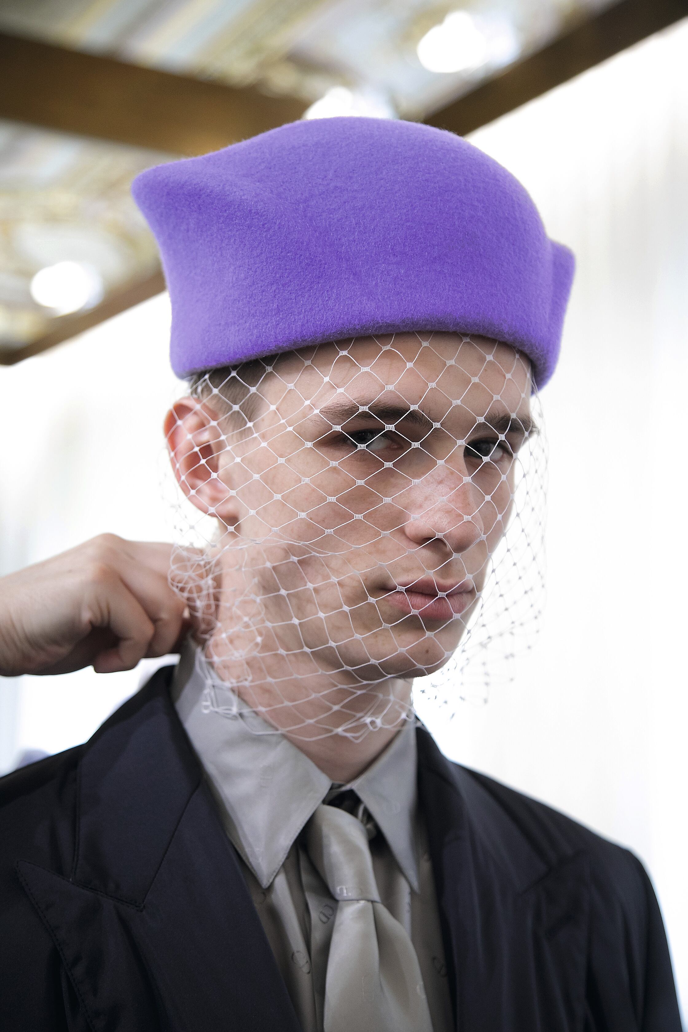 El célebre sombrerero Stephen Jones fue el responsable de poner los tocados de la colección cápsula primavera 2023 de Dior Men.