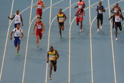Usain Bolt encara la meta con sus rivales muy lejos en la final del relevo de 4x100 metros.
