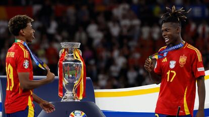Nico Williams y Lamine Yamal tras recibir las medallas de campeones de la Eurocopa al vencer a Inglaterra, este domingo en el estadio Olímpico de Berlín.