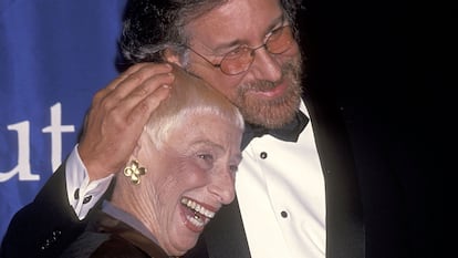 Steven Spielberg con su madre Leah Adler en un acto celebrado en Beverly Hills en octubre de 1994.