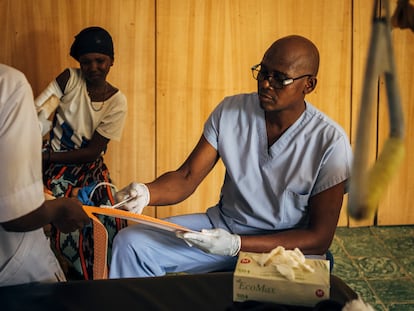 Edmond Bruno Akassou Gbamo, el fisioterapeuta del hospital de Zoukougbeu (Costa de Marfil), fabrica las órtesis para que los pacientes con úlcera de Buruli no pierdan demasiada movilidad en las extremidades afectadas.