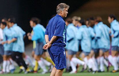 Guus Hiddink observa el trabajo de los jugadores surcoreanos.