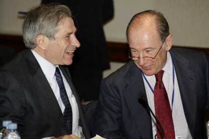 El presidente del Banco Mundial, Paul Wolfowitz (izquierda), junto a Rodrigo Rato, en Washington.